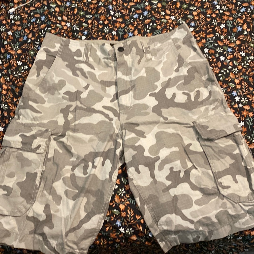 No boundaries style cargo shorts pretty much brand new. Free shipping